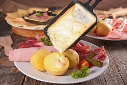 Raclette: ¿de dónde viene este plato de convivencia?